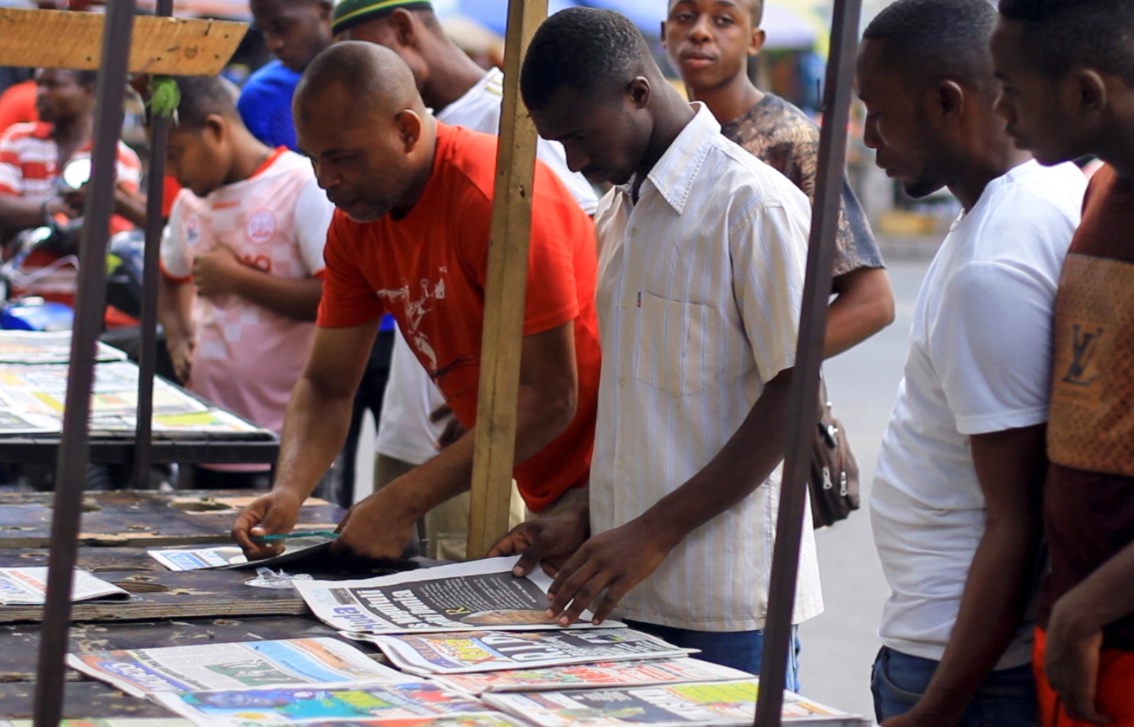 People read newspapers in Dar es Salaam