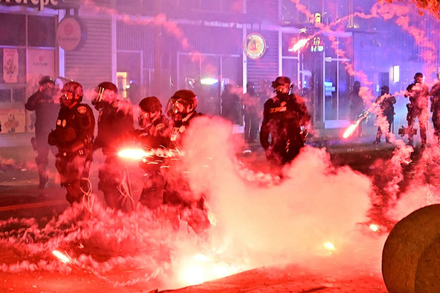 AFP__20250610__49QE6W3__v2__HighRes__UsAgentsProtestersClash